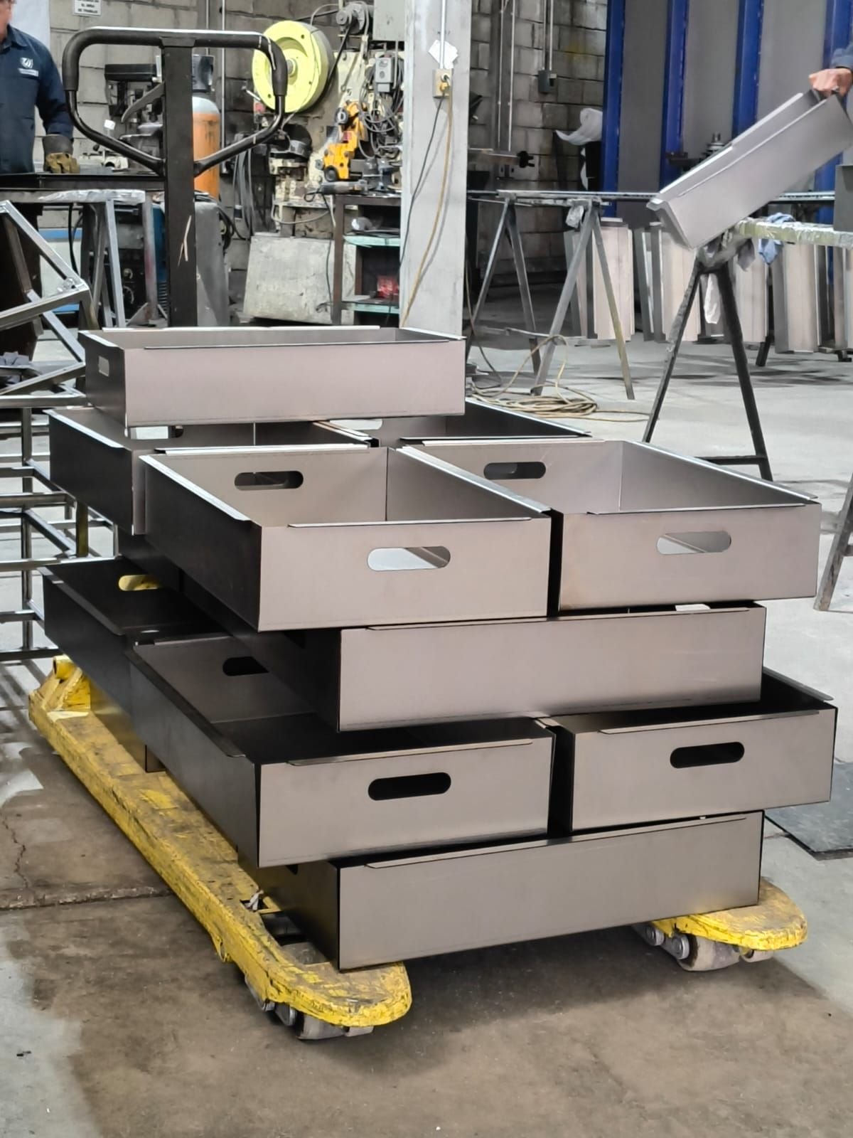 Gavetas metálicas apiladas, mobiliario terminado