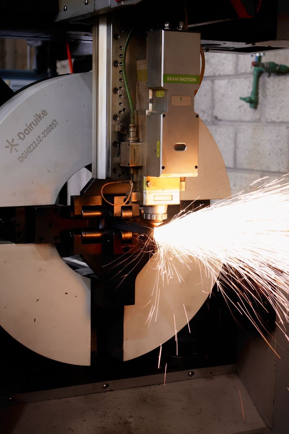 Cabezal de corte láser CNC cortando placa de acero con chispas