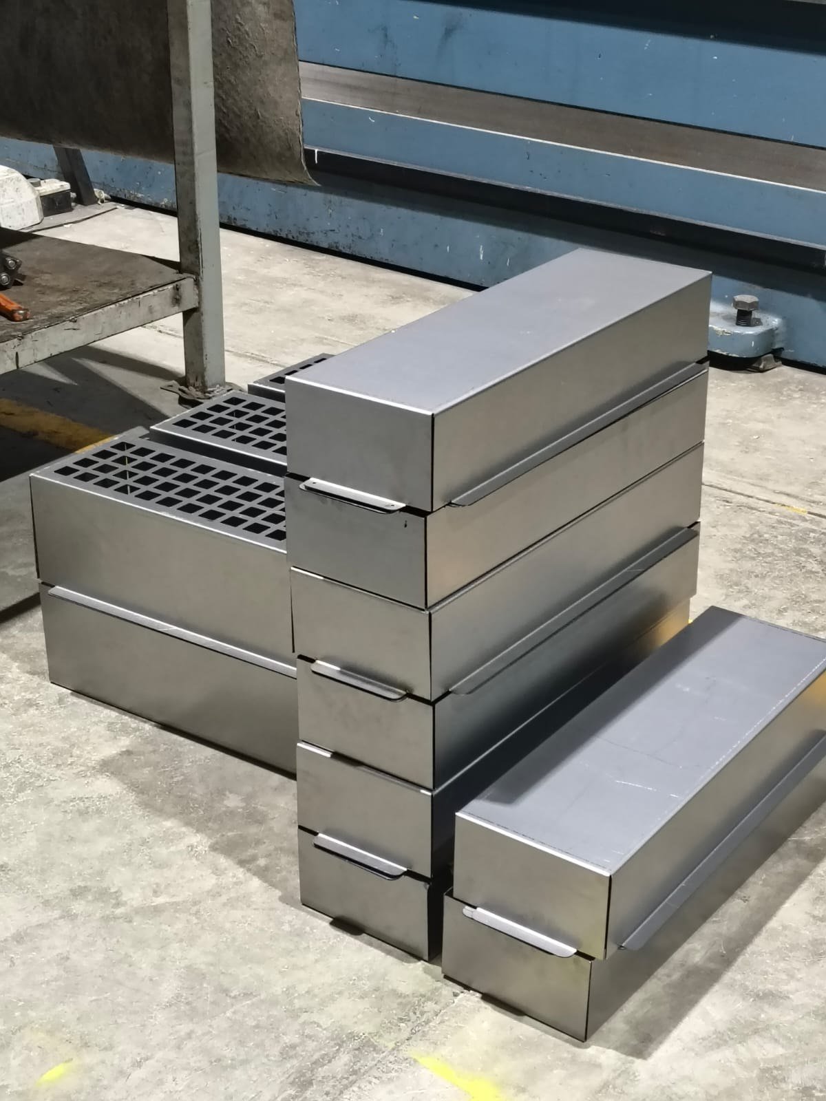 Ductos metálicos apilados, piezas terminadas
