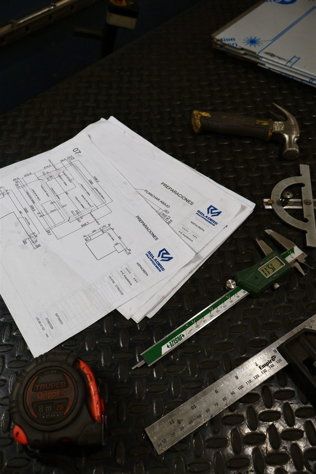 Planos técnicos de Rolacero Multiprocesos con instrumentos de medición de precisión
