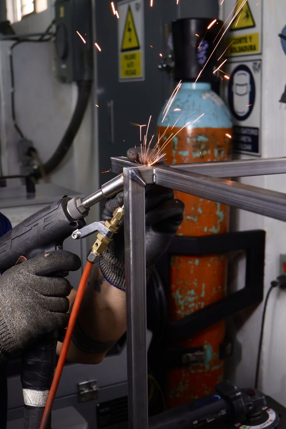 Soldador de Rolacero Multiprocesos trabajando con equipo de soldadura MIG